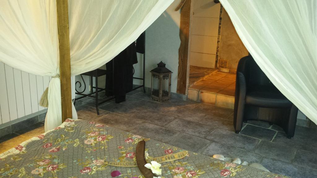 Chambres D Hotes ,Hotel ,Secret D'Une Nuit A Vicq Pres De Onnaing,Avec Piscine Rom bilde