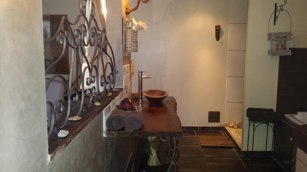 Chambres D Hotes ,Hotel ,Secret D'Une Nuit A Vicq Pres De Onnaing,Avec Piscine Rom bilde