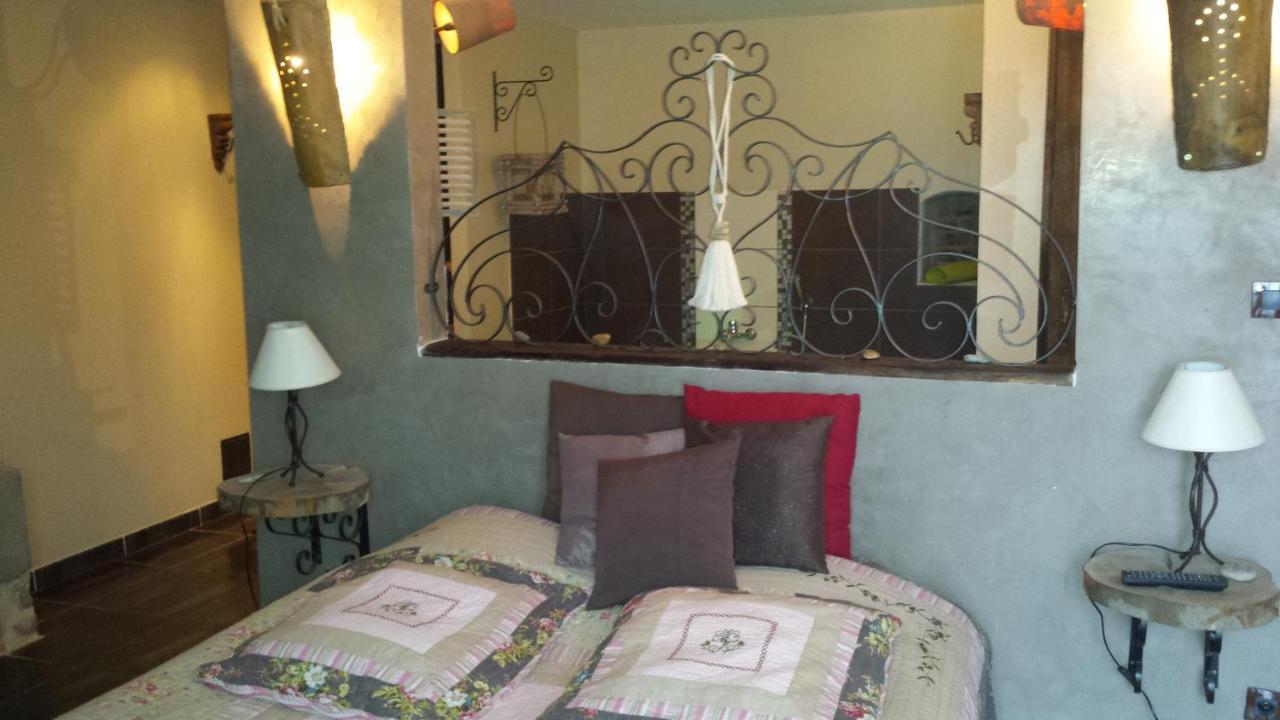 Chambres D Hotes ,Hotel ,Secret D'Une Nuit A Vicq Pres De Onnaing,Avec Piscine Rom bilde
